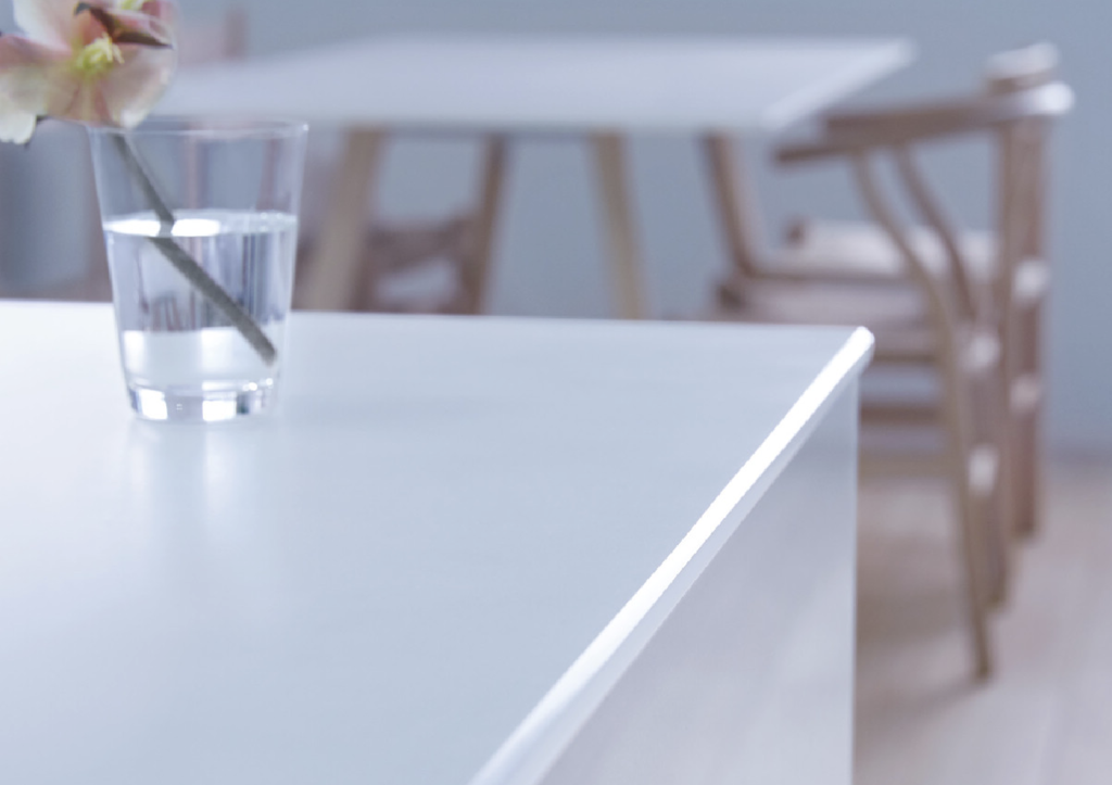 透明感と、朝夕で表情を変えるクリスタルカウンター