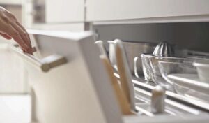 少ない力、楽な姿勢で調理器具が取り出せるリクシルリシェルのらくパッと収納/出典：同カタログ