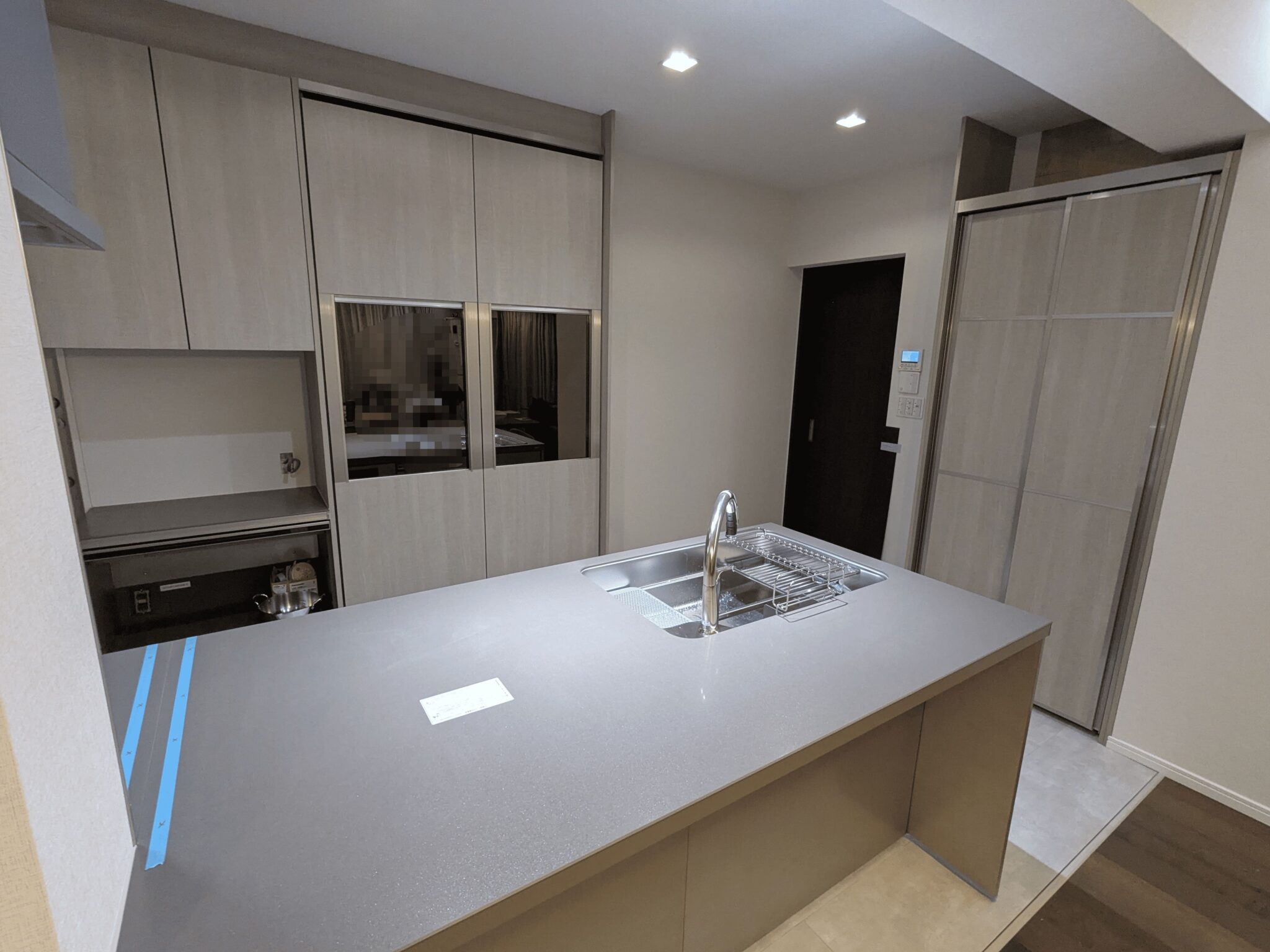 扉ラスターベージュカラー×ラパートトープ色セラミックカウンター |　リシェル施工事例