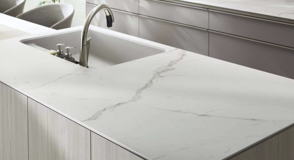 近年人気の高まってきているすっきりとした明るい色調のデザインキッチン_リクシルリシェル*2026年データ