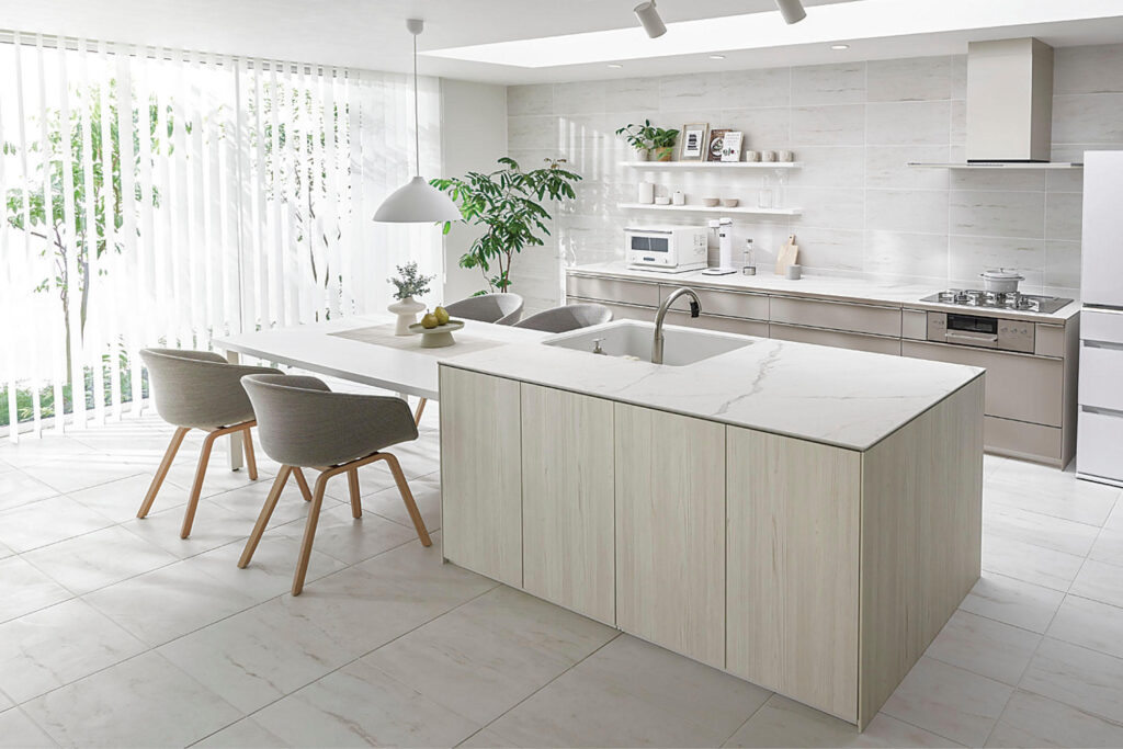 天板にスリムなカラカッタホワイト柄を採用したデザイン_2026最新リシェル_モダンデザインなキッチン
