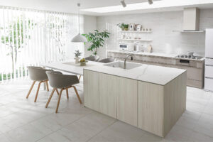 天板にスリムなカラカッタホワイト柄を採用したデザイン_2026最新リシェル_モダンデザインなキッチン