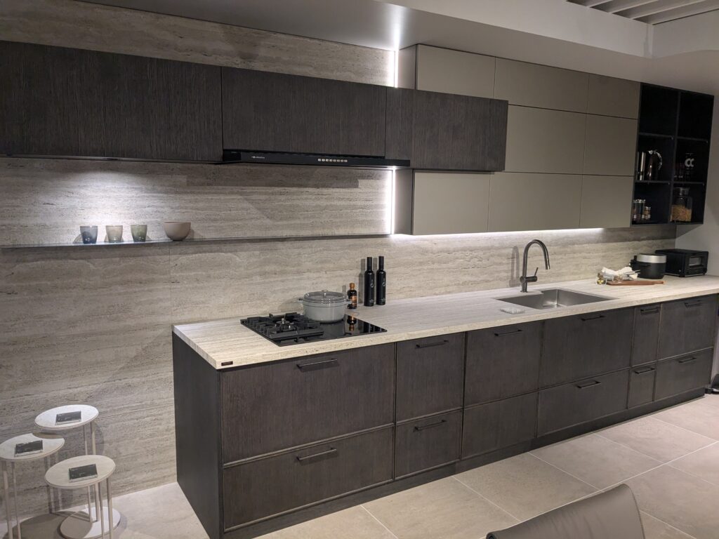 段差や間接照明をうまく利用したデザインキッチンの事例となるクチーナでの施工事例