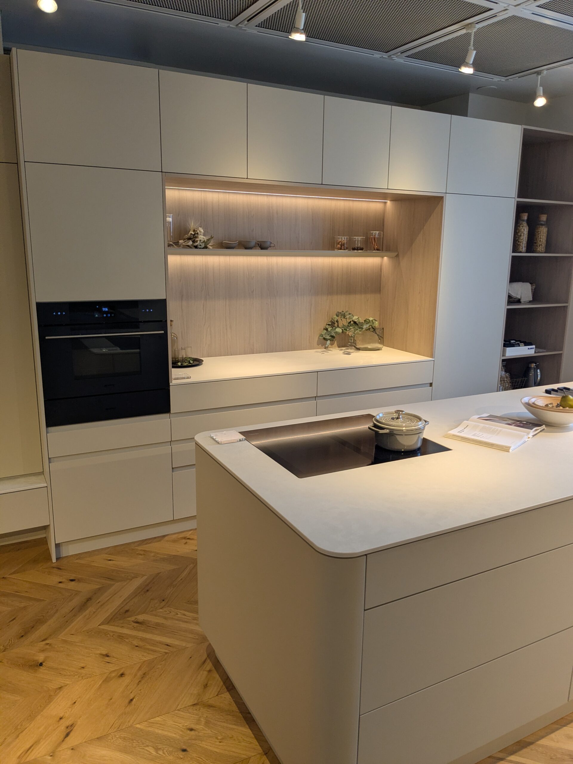 ~2027最新クチーナ施工事例1/丸みを帯びたデザインが特徴