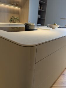 2026年にクチーナ代官山のショールームに新しく設置された角に丸みを持たせたデザインのキッチン設置事例