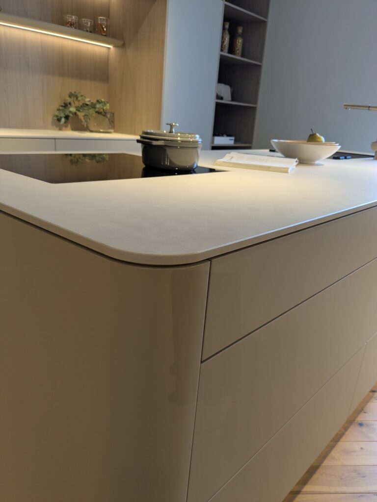 コーナーに丸みを帯びたデザインが特徴のデザインキッチン