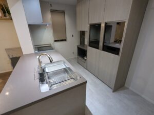 扉はグループ5のラスターベージュカラー天板はラパートトープ色のセラミックカウンターリシェル施工事例高級