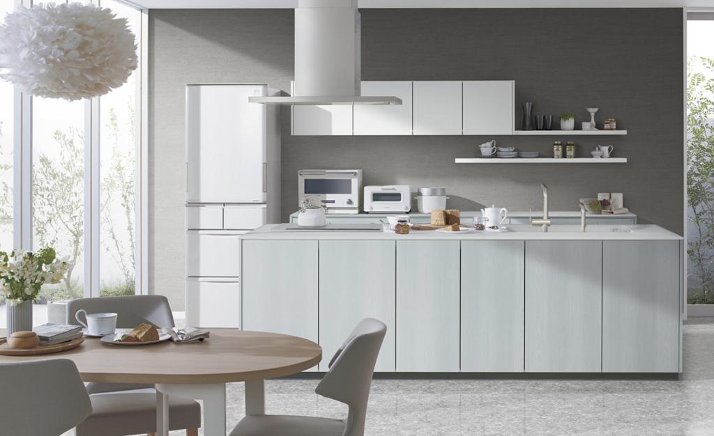 フラット対面_扉ヴェルスモークブルー×ワークトップクリスタルグレーのレイアウト事例画像_TOTOザクラッソカタログより_フラット対面キッチン