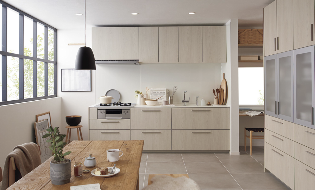 扉シュリオーク×ワークトップクリスタルスノーのレイアウト事例画像_TOTOザクラッソカタログより_壁づけキッチン