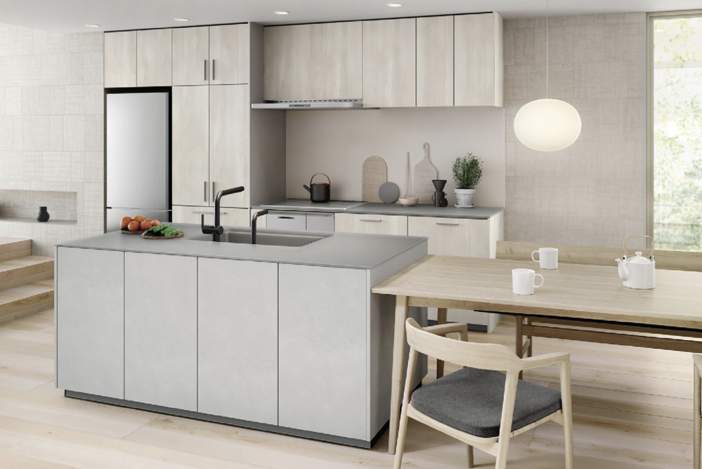 扉モータグレー/フリミエミルキー×ワークトップクリスタルダルグレーのレイアウト事例画像_TOTOザクラッソカタログより_アイランドキッチン+背面収納