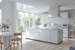 扉ペルラホワイト×ワークトップクリスタルペールグリーンのレイアウト事例画像_TOTOザクラッソカタログより_アイランドキッチン