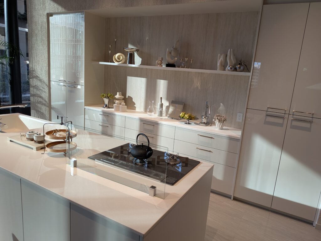 ホワイトの質感で見せるキッチン_トクラスサロン