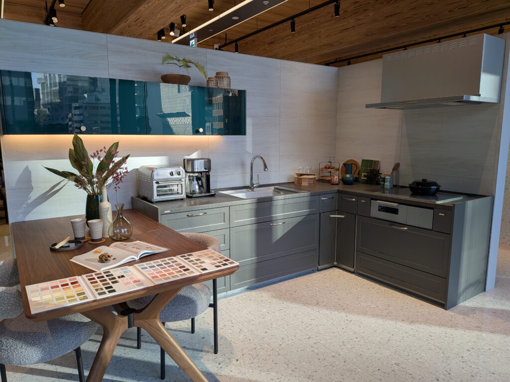 コンパクトながら暮らしぶりが見て取れる展示_トクラスキッチン_トクラスサロン