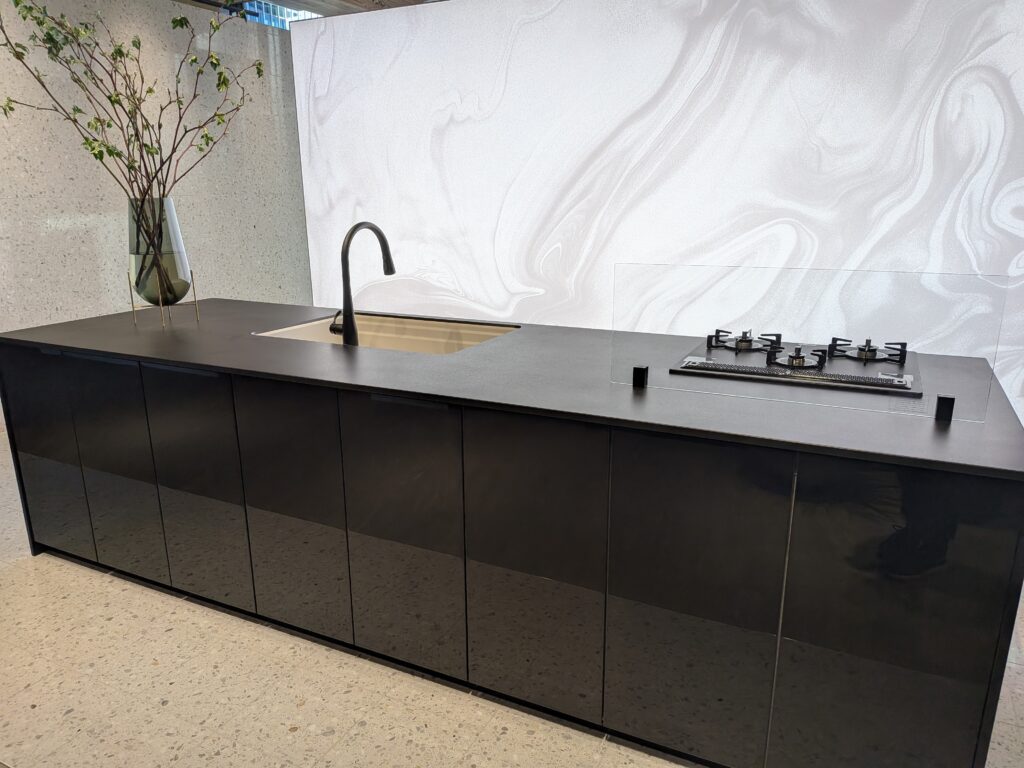 ショールームのエントランスに位置するのは、アイコニックなブラックのキッチン_トクラスサロン