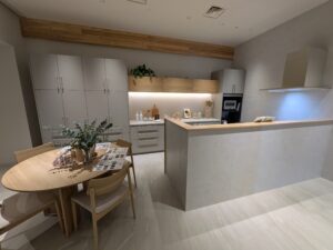 ハイバックカウンター採用で、使い勝手とインテリア性を両立__トクラスサロンEタイプ