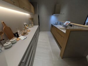 ハイバックカウンターの採用で清掃性のあるペニンシュラキッチン例_トクラス