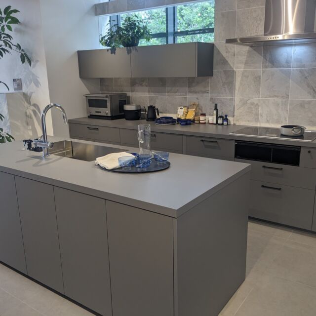 トレンドカラー：グラフテクトベトングレーに代わるキッチンは